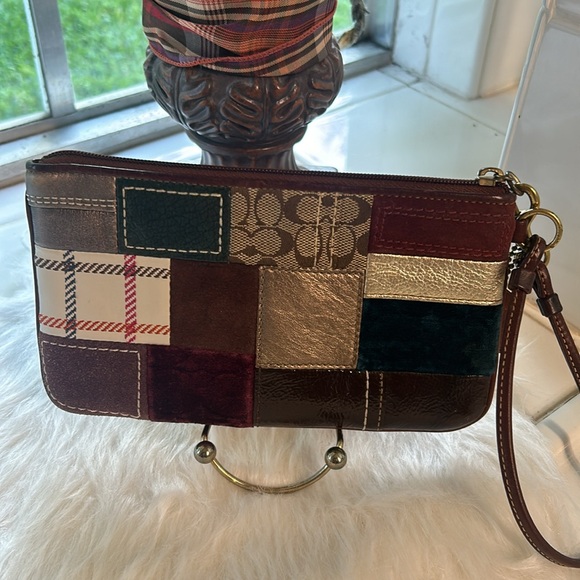 Coach Rare Xtra Large Vintage Patchwork Wristlet - Picture 3 of 8